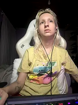 Snapshot of bunnydark00 chatting on November 18, 2025, 2:05 am bunnydark00 online show from November 18, 2025, 2:05 am