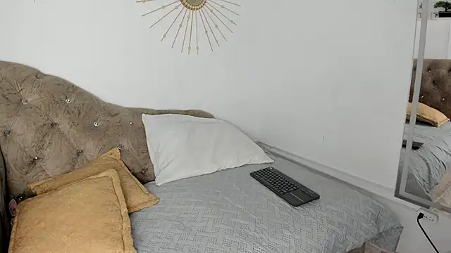 Snapshot of Naughty__Mom chatting on February 26, 2025, 9:33 am Naughty Mom online show from February 26, 2025, 9:33 am