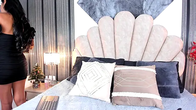 Snapshot of Naughty__Mom chatting on December 16, 2025, 12:09 pm Naughty Mom online show from December 16, 2025, 12:09 pm