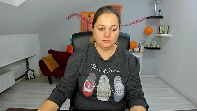 Snapshot of LollaGirl chatting on October 31, 2025, 4:20 am LollaGirl online show from October 31, 2025, 4:20 am