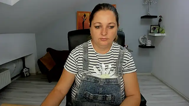 Snapshot of LollaGirl chatting on September 12, 2025, 3:17 am LollaGirl online show from September 12, 2025, 3:17 am