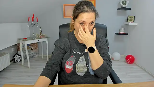 Snapshot of LollaGirl chatting on February 25, 2025, 4:14 am LollaGirl online show from February 25, 2025, 4:14 am