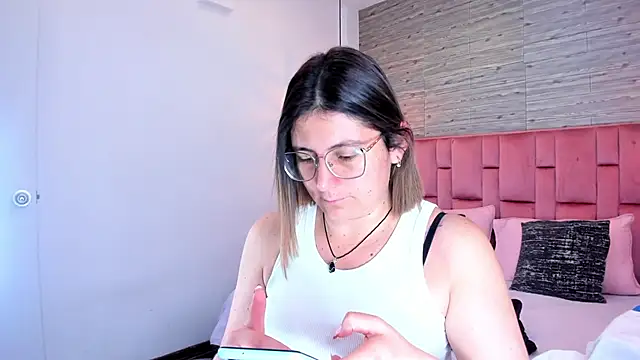 Snapshot of SarahDeyvis chatting on September 13, 2025, 2:17 pm SarahDeyvis online show from September 13, 2025, 2:17 pm