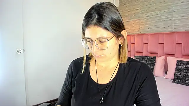 Snapshot of SarahDeyvis chatting on September 18, 2025, 6:22 pm SarahDeyvis online show from September 18, 2025, 6:22 pm