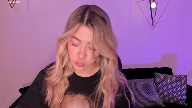 Snapshot of EveBensonX chatting on October 30, 2025, 12:36 pm EveBensonX online show from October 30, 2025, 12:36 pm