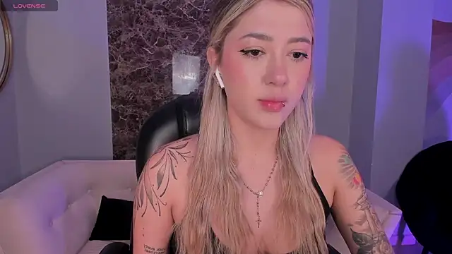 Snapshot of EveBensonX chatting on October 14, 2025, 12:17 pm EveBensonX online show from October 14, 2025, 12:17 pm