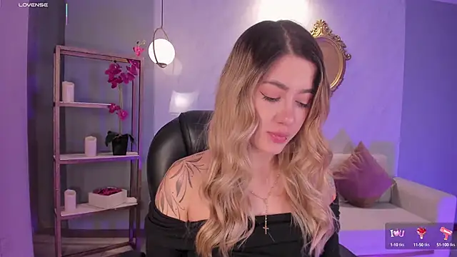 Snapshot of EveBensonX chatting on September 19, 2025, 6:23 pm EveBensonX online show from September 19, 2025, 6:23 pm