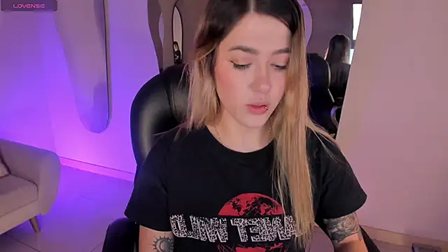 Snapshot of EveBensonX chatting on October 5, 2025, 10:33 pm EveBensonX online show from October 5, 2025, 10:33 pm