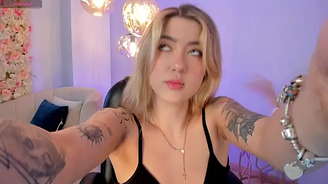 Snapshot of EveBensonX chatting on October 26, 2025, 5:57 pm EveBensonX online show from October 26, 2025, 5:57 pm