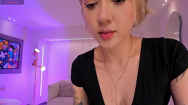 Snapshot of EveBensonX chatting on October 13, 2025, 12:29 pm EveBensonX online show from October 13, 2025, 12:29 pm