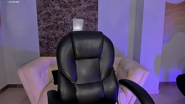 Snapshot of EveBensonX chatting on October 18, 2025, 12:51 pm EveBensonX online show from October 18, 2025, 12:51 pm