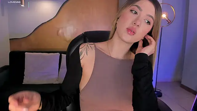 Snapshot of EveBensonX chatting on October 6, 2025, 12:17 pm EveBensonX online show from October 6, 2025, 12:17 pm