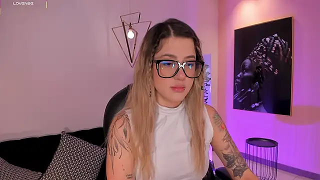 Snapshot of EveBensonX chatting on September 18, 2025, 12:19 pm EveBensonX online show from September 18, 2025, 12:19 pm