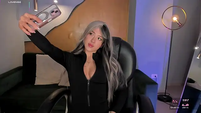 Snapshot of EveBensonX chatting on October 8, 2025, 12:50 pm EveBensonX online show from October 8, 2025, 12:50 pm