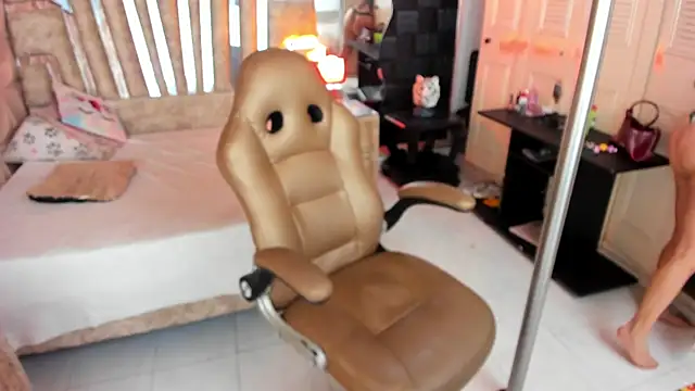 cute sassy online show from April 17, 2026, 7:06 pm