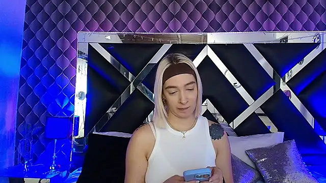 victoriaa lee  online show from March 26, 2026, 7:12 pm