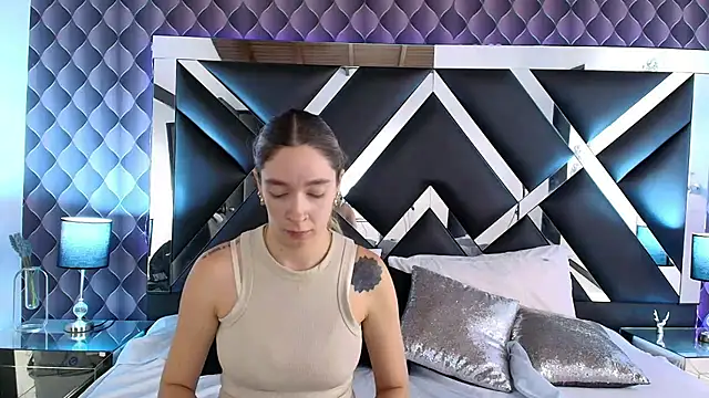 victoriaa lee  online show from February 10, 2025, 7:17 pm