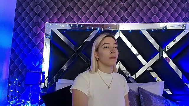 victoriaa lee  online show from April 6, 2026, 6:53 pm