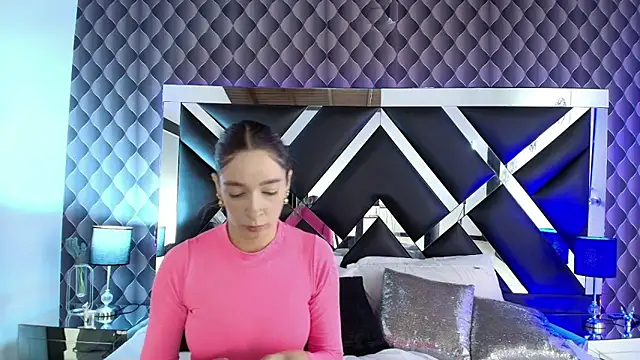 victoriaa lee  online show from February 25, 2025, 9:48 pm