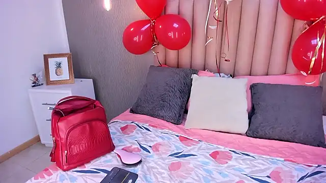 Alexa Thaylor  online show from February 24, 2025, 5:20 pm