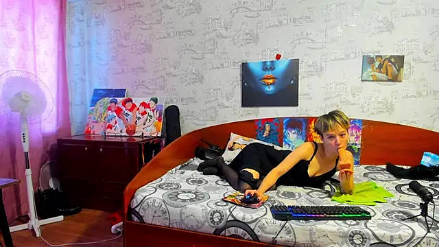 Snapshot of KagamiTayga chatting on September 17, 2025, 8:38 am KagamiTayga online show from September 17, 2025, 8:38 am