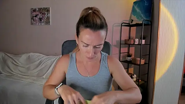 Snapshot of RebeccaMartinez chatting on October 4, 2025, 9:22 am RebeccaMartinez online show from October 4, 2025, 9:22 am