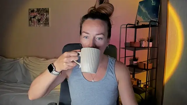 Snapshot of RebeccaMartinez chatting on October 6, 2025, 10:49 am RebeccaMartinez online show from October 6, 2025, 10:49 am