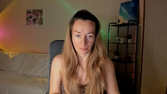 Snapshot of RebeccaMartinez chatting on November 22, 2025, 8:02 am RebeccaMartinez online show from November 22, 2025, 8:02 am