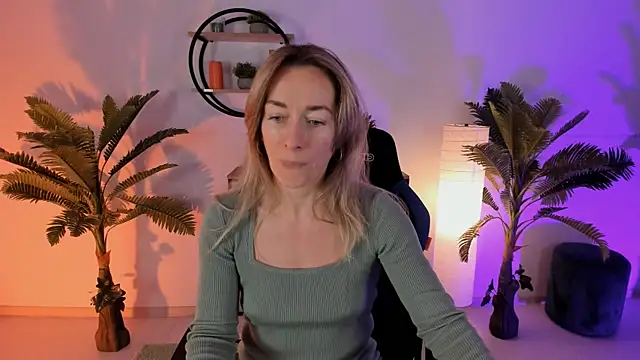RebeccaMartinez online show from January 30, 2025, 7:18 am