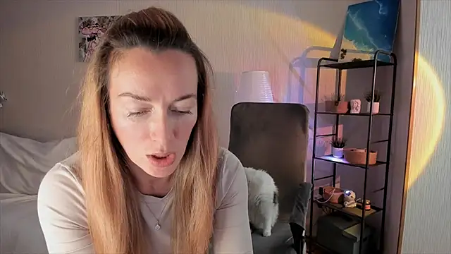 Snapshot of RebeccaMartinez chatting on September 30, 2025, 10:32 am RebeccaMartinez online show from September 30, 2025, 10:32 am