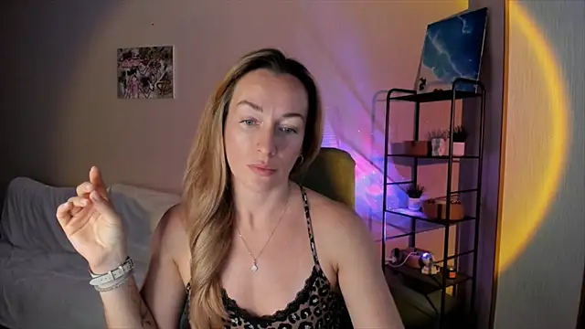 Snapshot of RebeccaMartinez chatting on October 11, 2025, 10:49 am RebeccaMartinez online show from October 11, 2025, 10:49 am