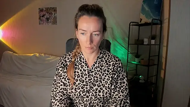 Snapshot of RebeccaMartinez chatting on October 24, 2025, 9:30 am RebeccaMartinez online show from October 24, 2025, 9:30 am