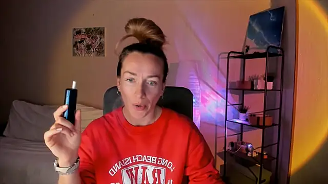 Snapshot of RebeccaMartinez chatting on October 12, 2025, 8:59 am RebeccaMartinez online show from October 12, 2025, 8:59 am