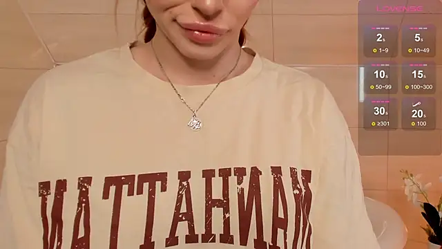 Snapshot of Phoenix_Margo chatting on October 12, 2025, 4:14 am Phoenix Margo online show from October 12, 2025, 4:14 am