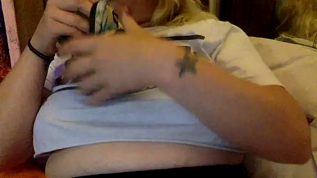 Snapshot of TrashleyRosebud chatting on July 1, 2026, 3:56 pm TrashleyRosebud online show from July 1, 2026, 3:56 pm