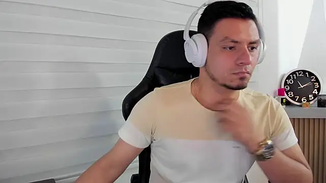 Snapshot of Rick_Diesel_ chatting on October 29, 2025, 4:11 am Rick Diesel  online show from October 29, 2025, 4:11 am