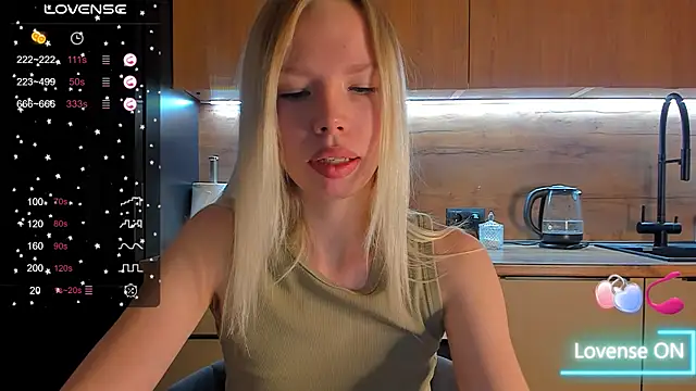 Snapshot of Olivia_Bells chatting on January 7, 2026, 9:53 pm Olivia Bells online show from January 7, 2026, 9:53 pm