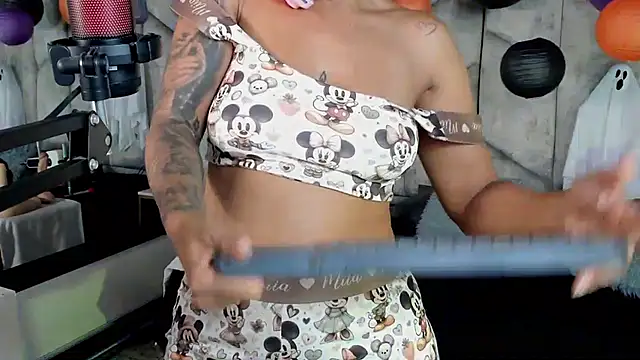 Snapshot of NiicolleMiller chatting on October 27, 2025, 11:27 pm NiicolleMiller online show from October 27, 2025, 11:27 pm