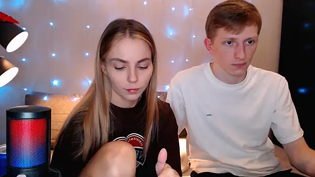 Snapshot of juliaanddima chatting on October 16, 2025, 10:18 pm juliaanddima online show from October 16, 2025, 10:18 pm