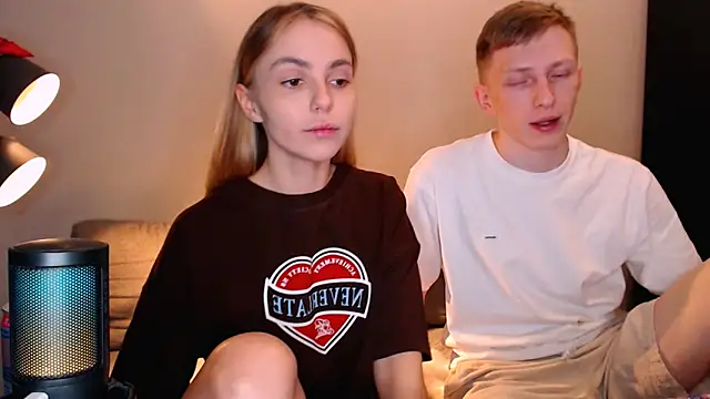 Snapshot of juliaanddima chatting on October 27, 2025, 10:54 pm juliaanddima online show from October 27, 2025, 10:54 pm