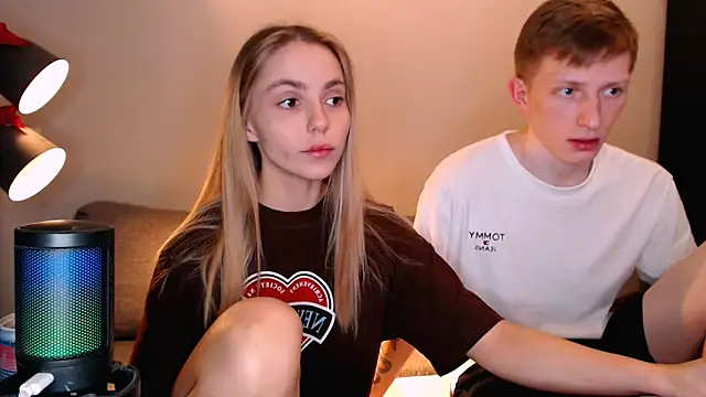 juliaanddima online show from November 23, 2025, 9:36 pm