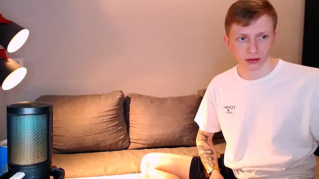 juliaanddima online show from November 24, 2025, 9:42 am