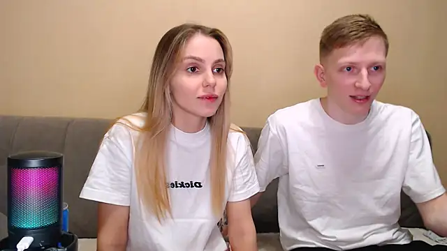 juliaanddima online show from March 4, 2026, 11:01 pm