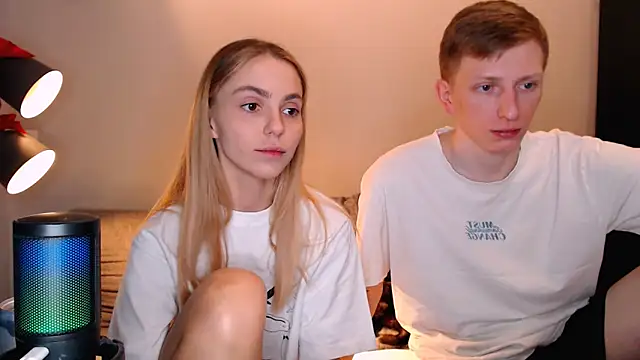 juliaanddima online show from November 17, 2025, 9:19 pm