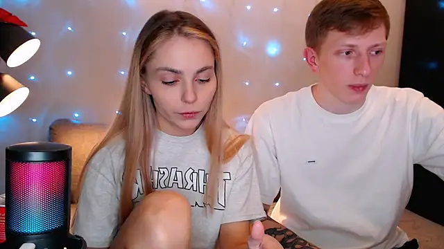 Snapshot of juliaanddima chatting on October 15, 2025, 10:40 pm juliaanddima online show from October 15, 2025, 10:40 pm