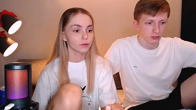 juliaanddima online show from December 17, 2025, 10:04 pm