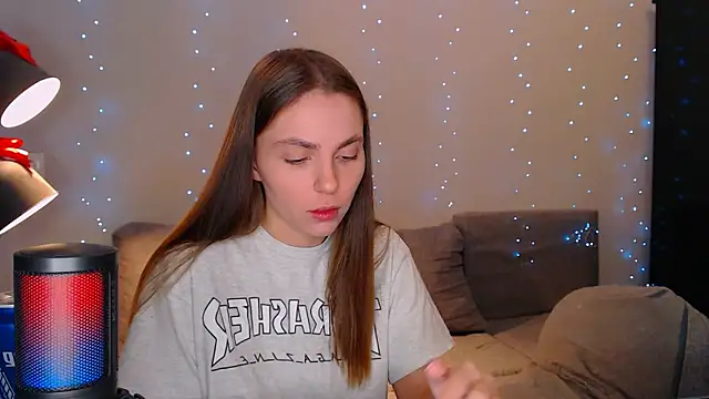 juliaanddima online show from February 17, 2025, 9:32 pm