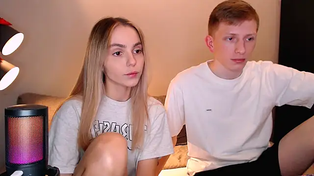 juliaanddima online show from November 10, 2025, 10:04 pm