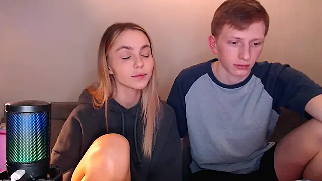 juliaanddima online show from December 3, 2025, 9:36 pm