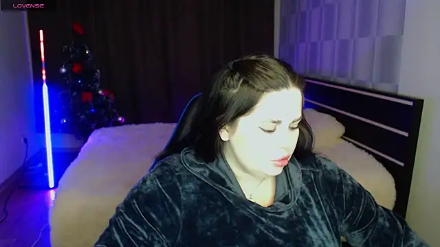Emily Mo online show from February 11, 2025, 2:35 pm